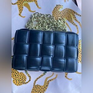 ⬇️ Woven vegan leather purse